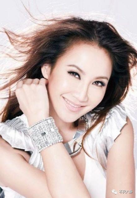 李玟离世后，她的二姐竟也被指责了？