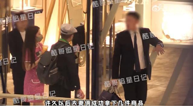 郭富城给方媛买珠宝 出手阔绰一路帮娇妻拎战利品