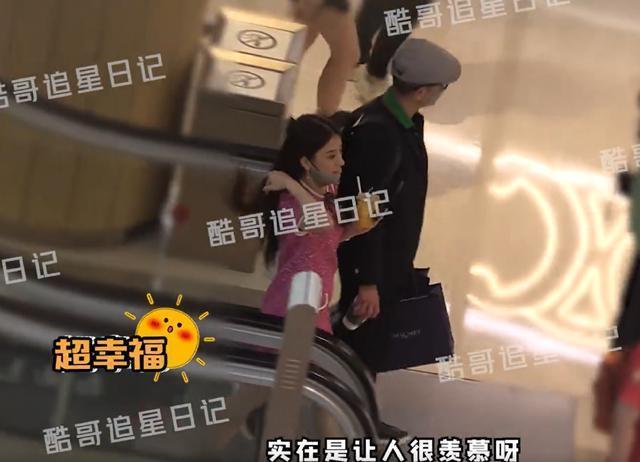 郭富城给方媛买珠宝 出手阔绰一路帮娇妻拎战利品