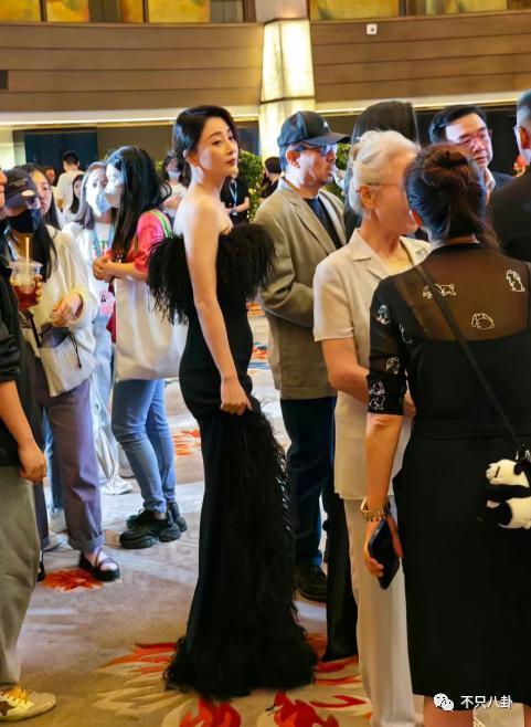 怀孕了？她的感情经历好坎坷，现在终于好事将近了吗……