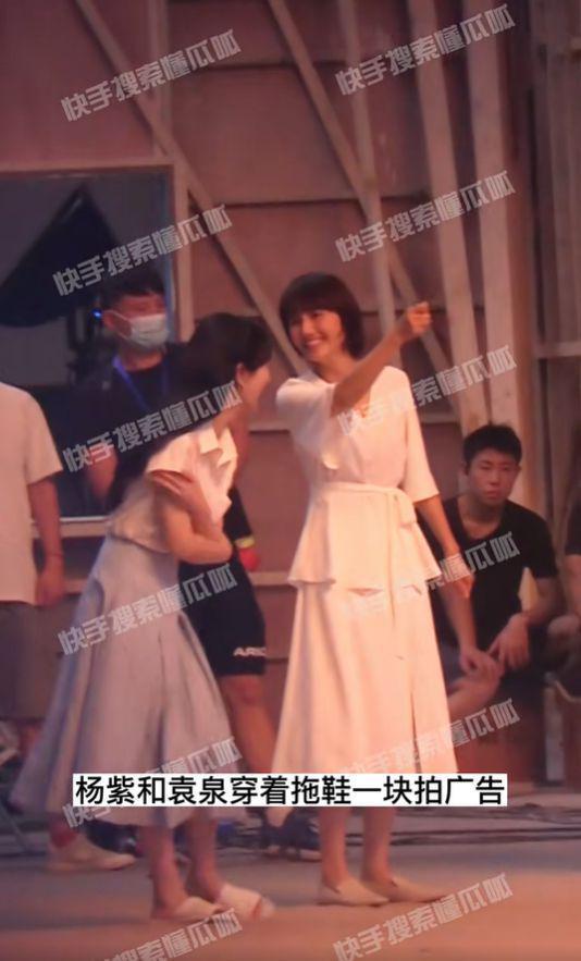 杨紫袁泉合体，同穿白色连衣裙，一起放烟花！
