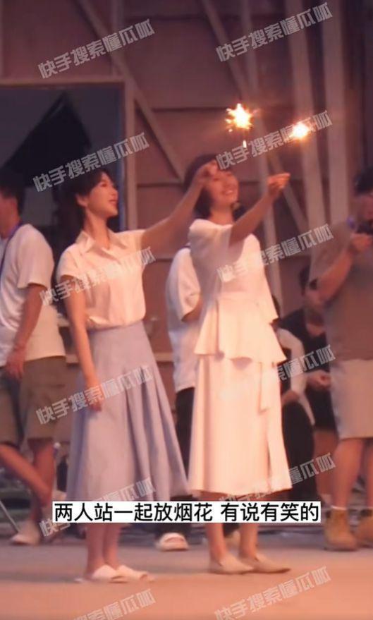 杨紫袁泉合体，同穿白色连衣裙，一起放烟花！