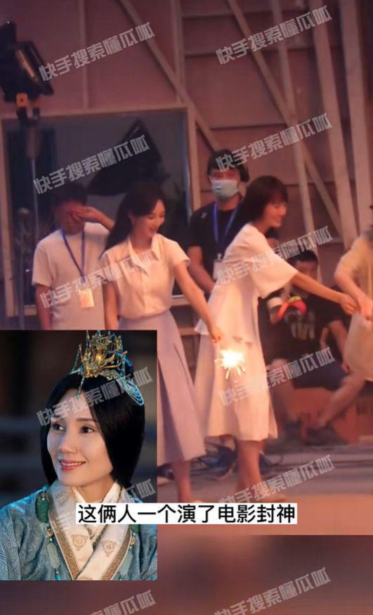 杨紫袁泉合体，同穿白色连衣裙，一起放烟花！