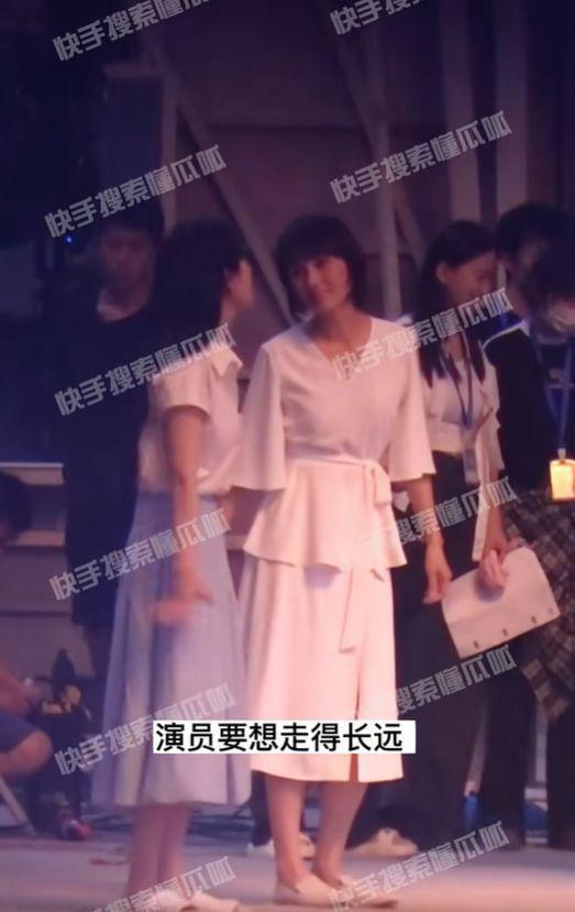 杨紫袁泉合体，同穿白色连衣裙，一起放烟花！