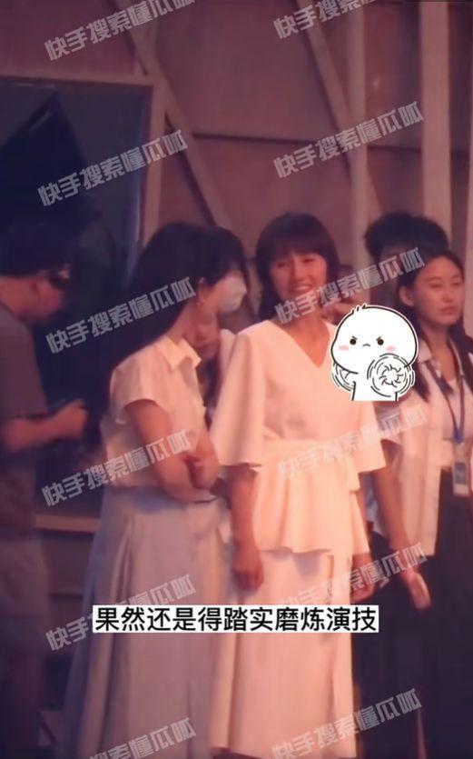 杨紫袁泉合体，同穿白色连衣裙，一起放烟花！