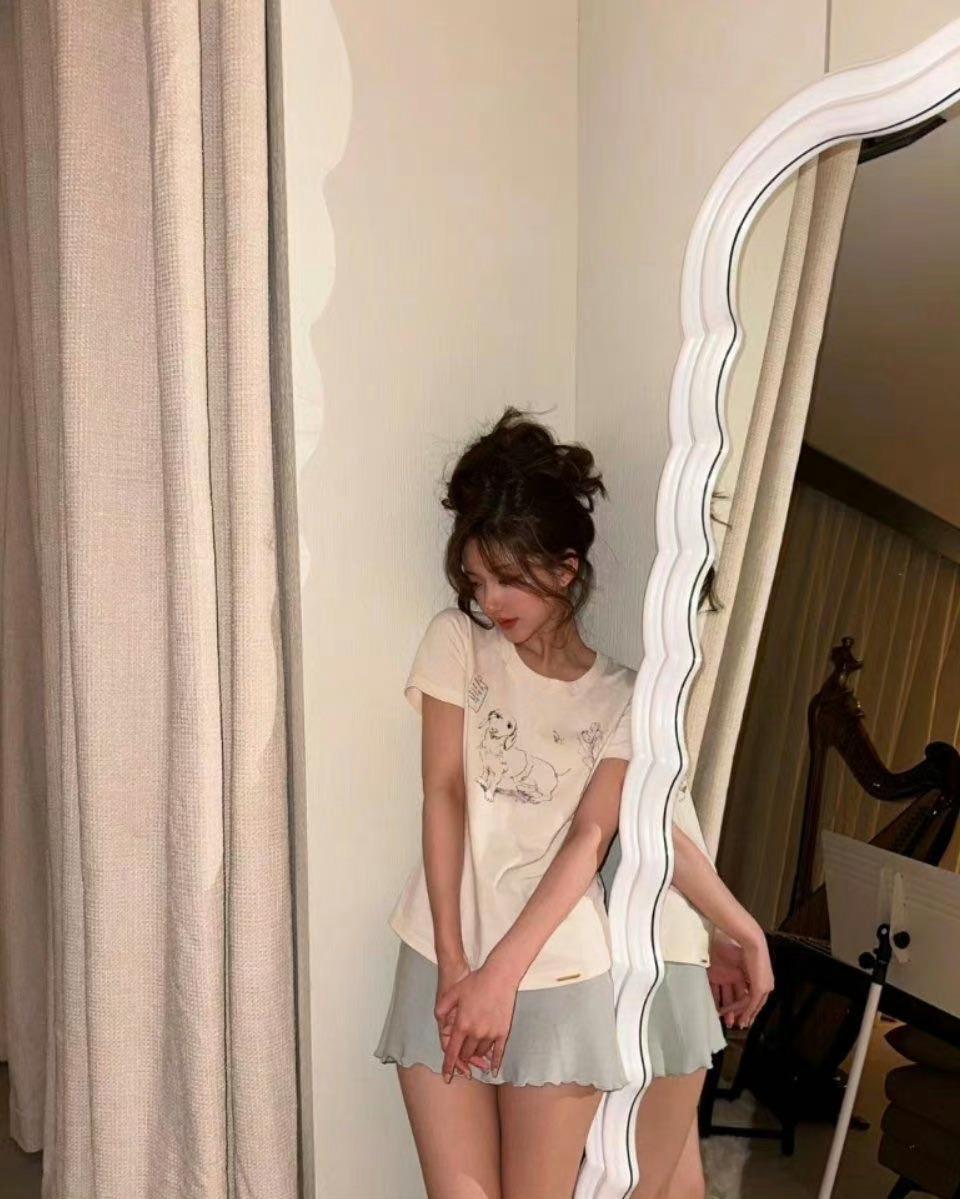 赵露思卷发造型慵懒可爱 笑容甜美似洋娃娃