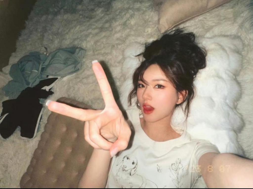 赵露思卷发造型慵懒可爱 笑容甜美似洋娃娃