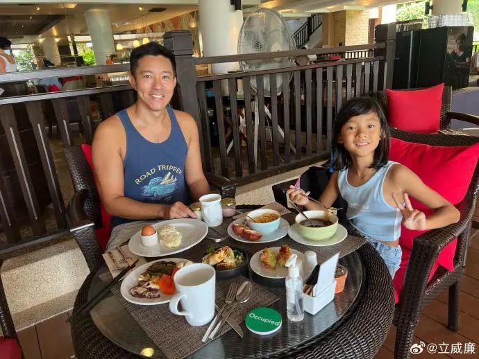 曝立威廉近况暴瘦黝黑和年轻判若两人，8岁女儿颜值受非议