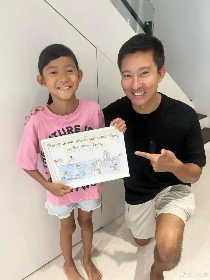 曝立威廉近况暴瘦黝黑和年轻判若两人，8岁女儿颜值受非议