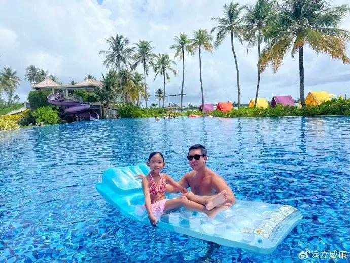 曝立威廉近况暴瘦黝黑和年轻判若两人，8岁女儿颜值受非议