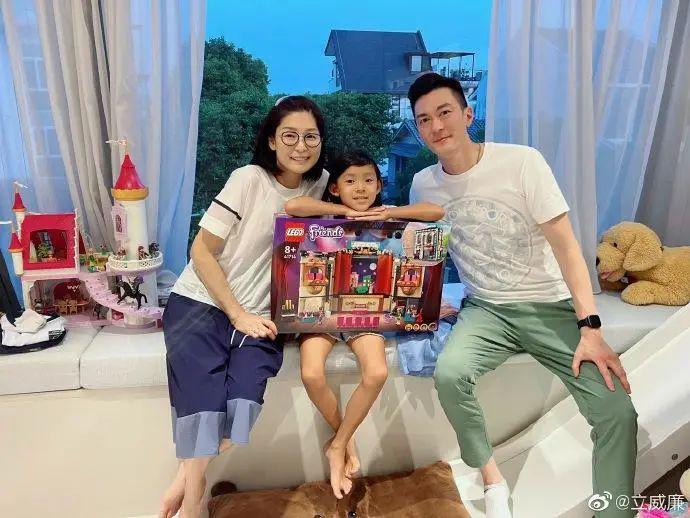 曝立威廉近况暴瘦黝黑和年轻判若两人，8岁女儿颜值受非议