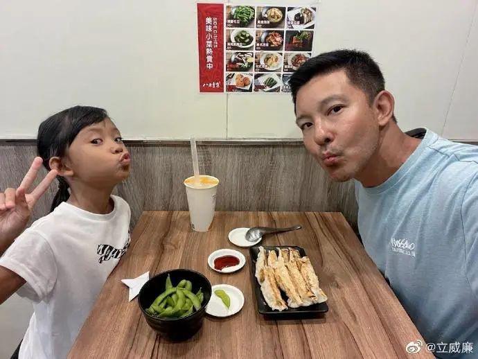 曝立威廉近况暴瘦黝黑和年轻判若两人，8岁女儿颜值受非议