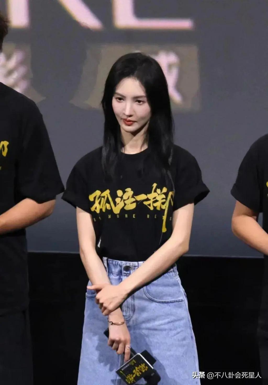 金晨《孤注一掷》路演，嘴歪鼻子尖，与美女荷官完全不同