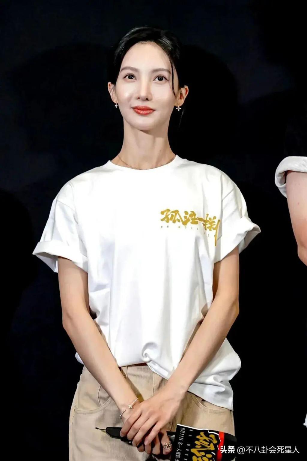 金晨《孤注一掷》路演，嘴歪鼻子尖，与美女荷官完全不同