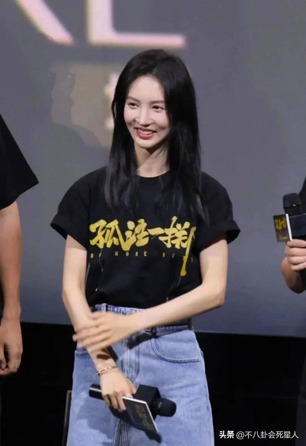 金晨《孤注一掷》路演，嘴歪鼻子尖，与美女荷官完全不同