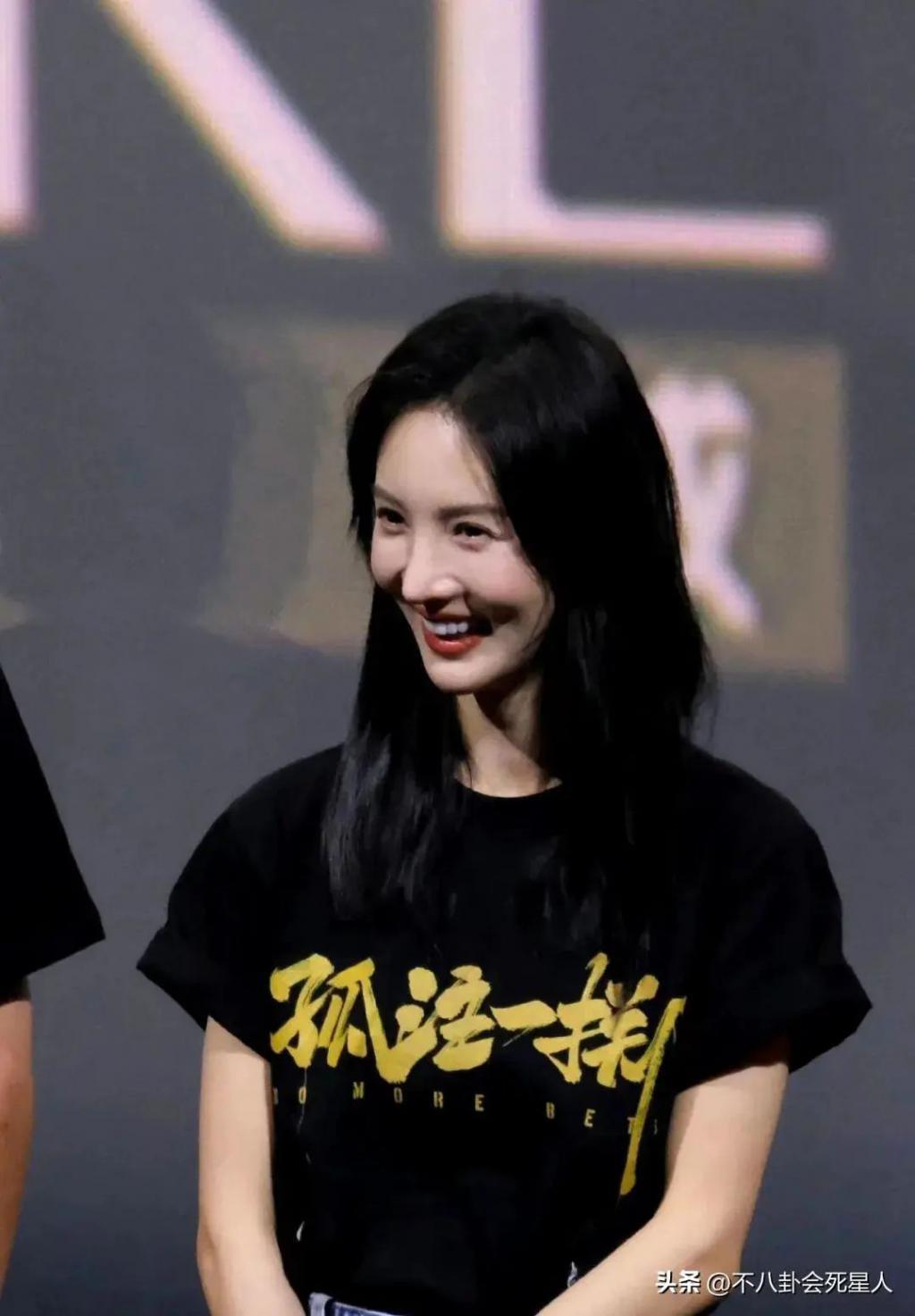 金晨《孤注一掷》路演，嘴歪鼻子尖，与美女荷官完全不同