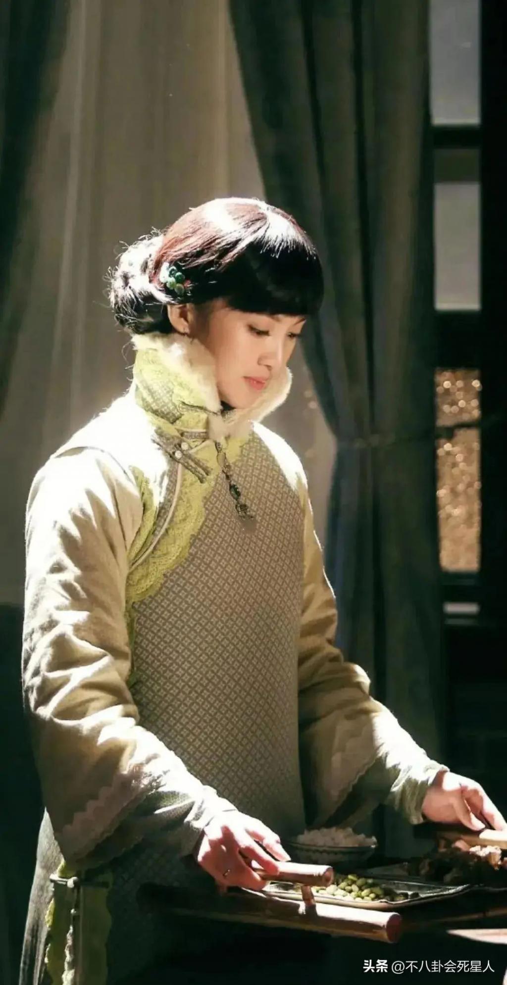 金晨《孤注一掷》路演，嘴歪鼻子尖，与美女荷官完全不同