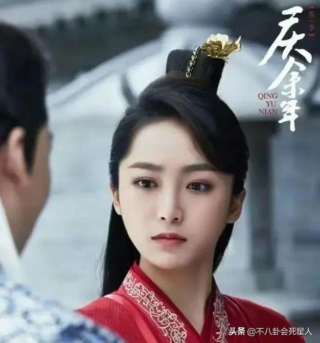 金晨《孤注一掷》路演，嘴歪鼻子尖，与美女荷官完全不同