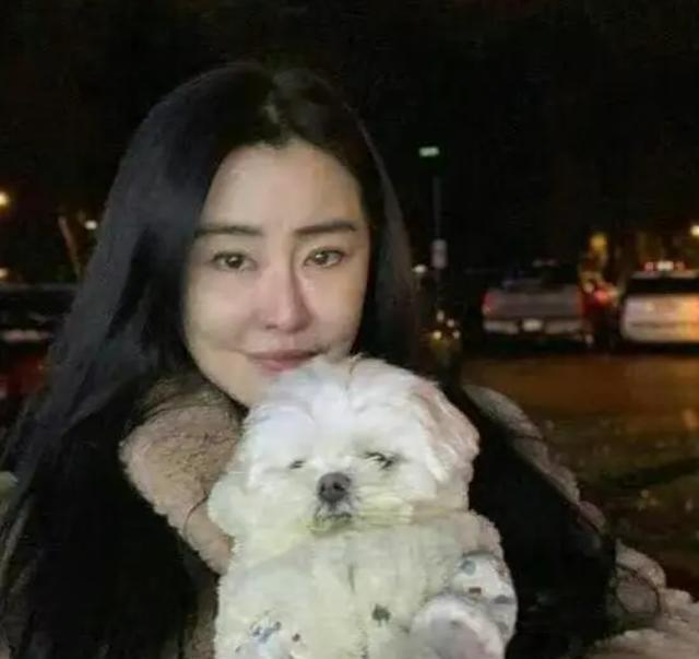 王祖贤加拿大被偶遇，面无表情发福不少，网友：面相变了