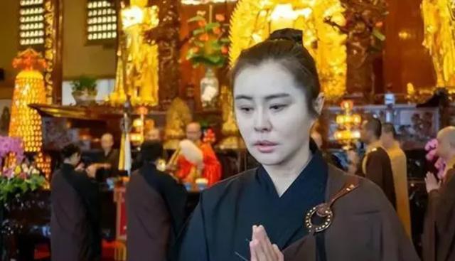 王祖贤加拿大被偶遇，面无表情发福不少，网友：面相变了