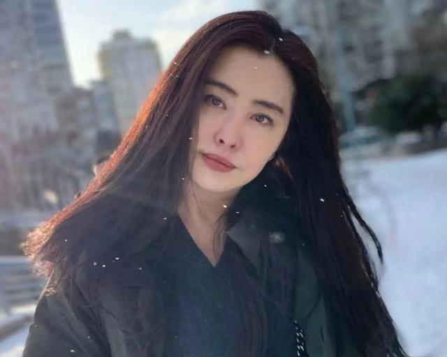 王祖贤加拿大被偶遇，面无表情发福不少，网友：面相变了