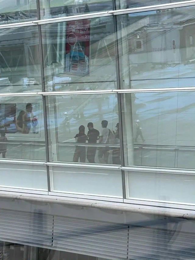 网友酒店偶遇井柏然刘雯 打扮休闲游日本