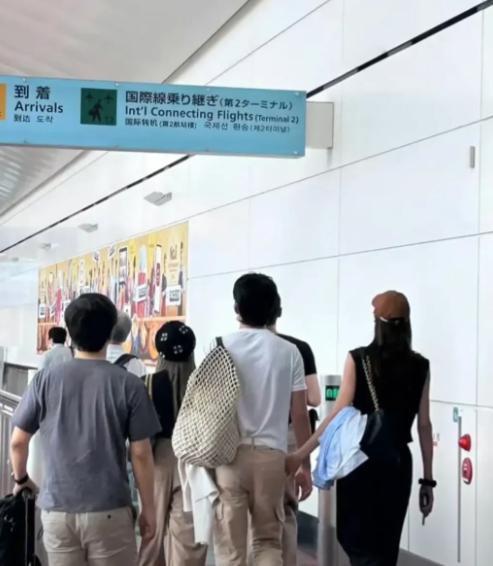 网友酒店偶遇井柏然刘雯 打扮休闲游日本