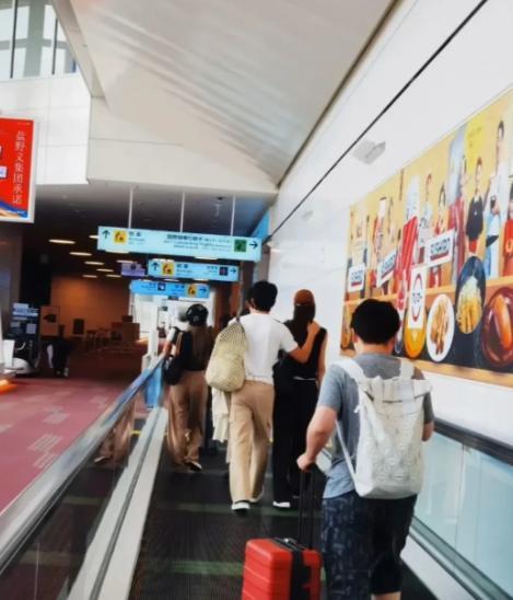 网友酒店偶遇井柏然刘雯 打扮休闲游日本