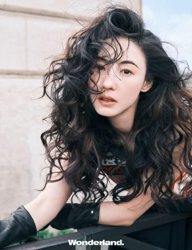 张柏芝巴黎漫步大片演绎法式风情 长裙外搭皮衣优雅不羁