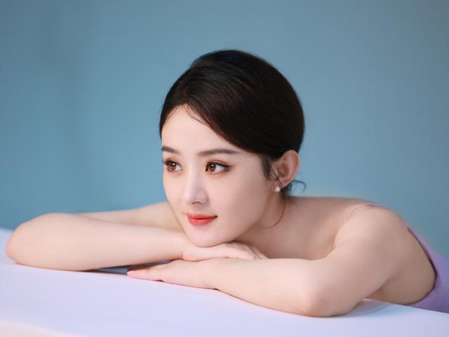 赵丽颖穿紫色吊带裙秀肩颈线条 丸子头造型温柔端庄