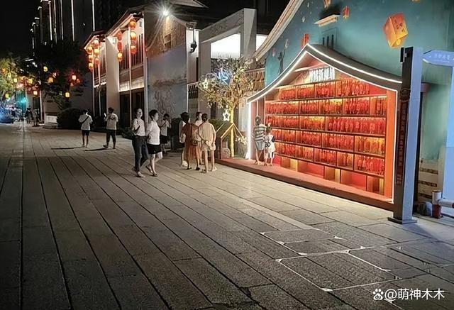 饶雪漫挂图炮轰围观路人，威胁素人被骂翻，影响居民出行