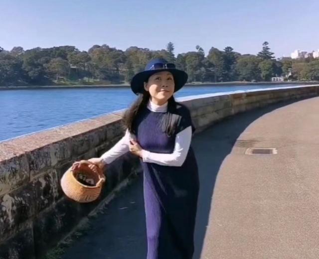 田震晒视频分享日常，背景音乐用刀郎的歌，现居国外很惬意
