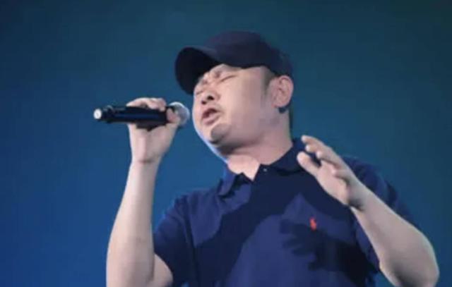 田震晒视频分享日常，背景音乐用刀郎的歌，现居国外很惬意