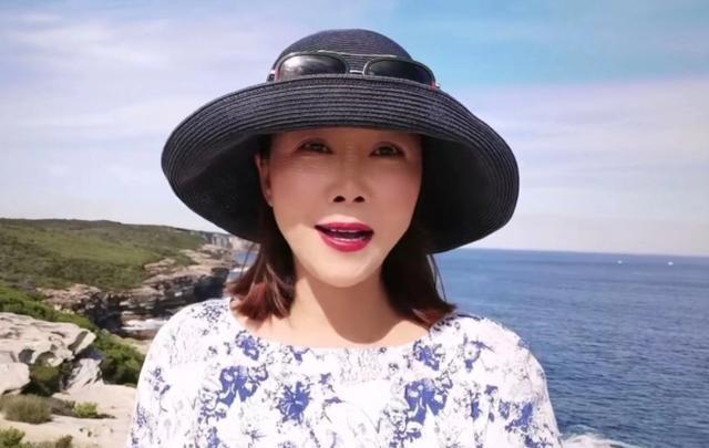 田震晒视频分享日常，背景音乐用刀郎的歌，现居国外很惬意