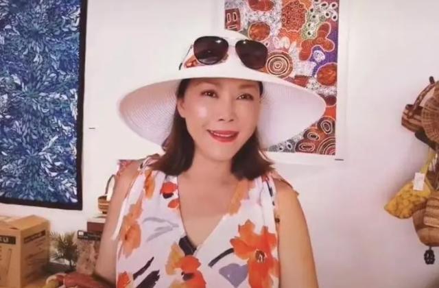 田震晒视频分享日常，背景音乐用刀郎的歌，现居国外很惬意