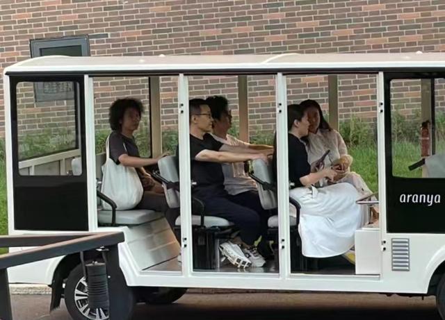 李健与老婆罕见同框穿情侣装超恩爱，夫妻俩基因优秀不生娃