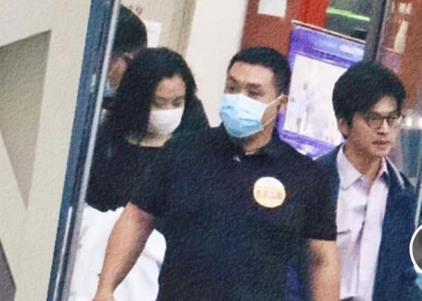 李健与老婆罕见同框穿情侣装超恩爱，夫妻俩基因优秀不生娃