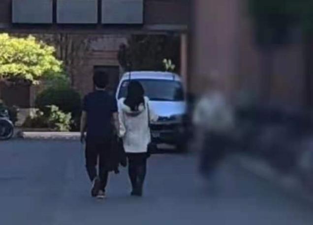 李健与老婆罕见同框穿情侣装超恩爱，夫妻俩基因优秀不生娃