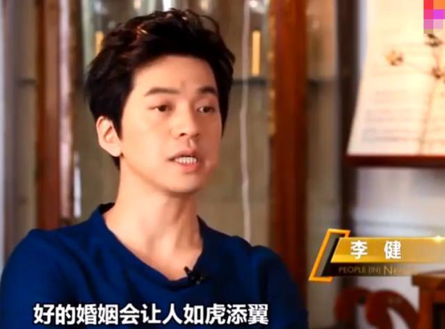 李健与老婆罕见同框穿情侣装超恩爱，夫妻俩基因优秀不生娃