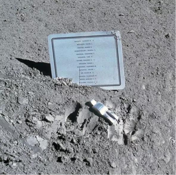 为了存档人类文明，他们决定把30000件作品送上月球。