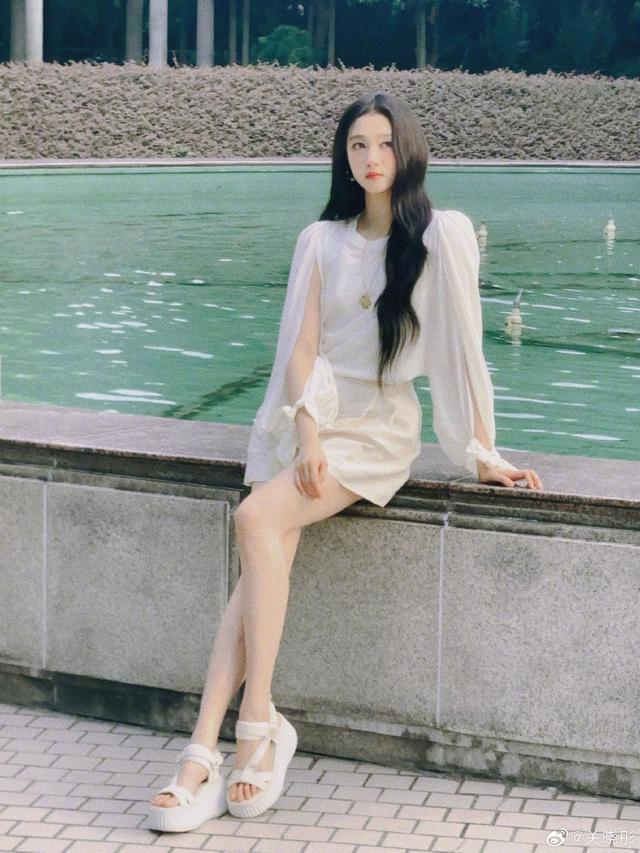 关晓彤晒夏日随拍秀长腿 与百合共舞诗情花意