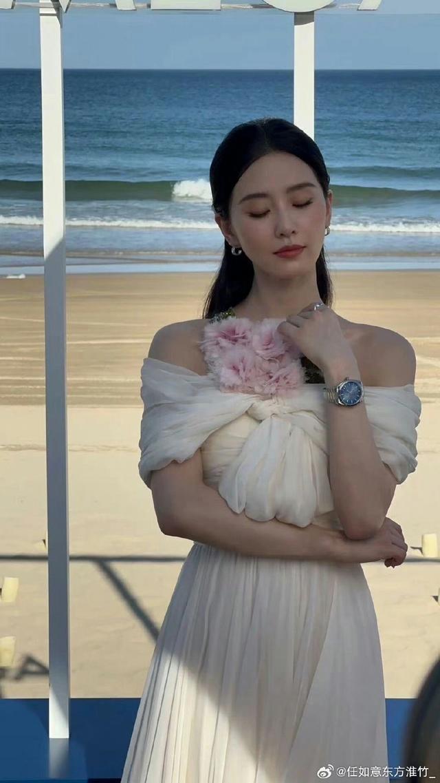 刘诗诗化身温婉花仙子 穿白裙戴粉花优雅清丽