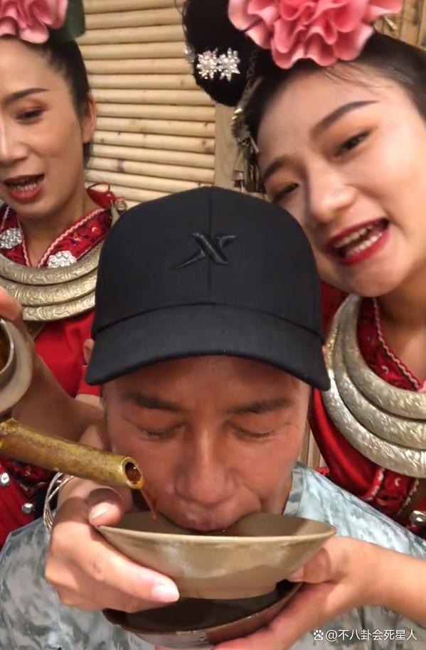 港星足球队抵达贵州，被美女灌酒红光满面，比赛收费引争议