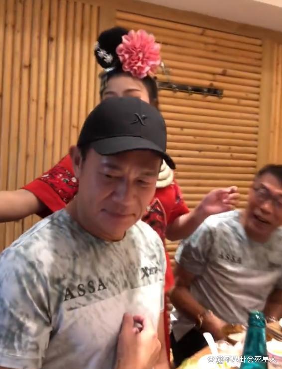 港星足球队抵达贵州，被美女灌酒红光满面，比赛收费引争议