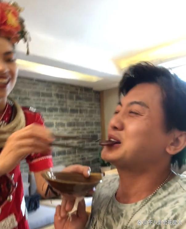 港星足球队抵达贵州，被美女灌酒红光满面，比赛收费引争议