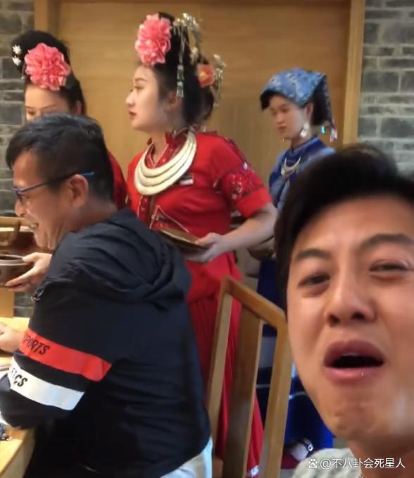 港星足球队抵达贵州，被美女灌酒红光满面，比赛收费引争议