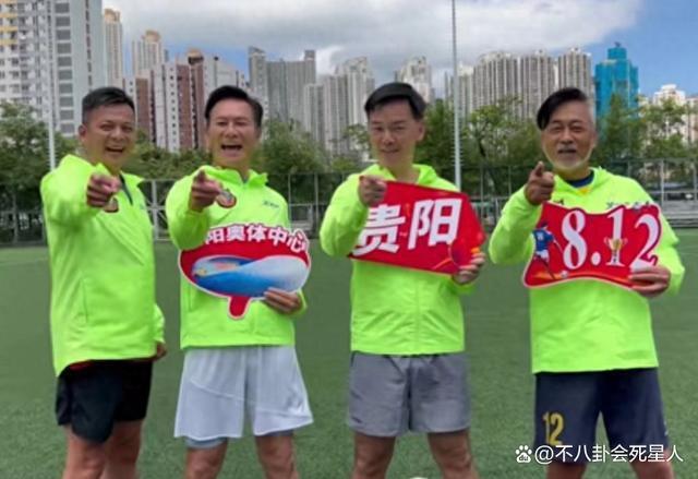 港星足球队抵达贵州，被美女灌酒红光满面，比赛收费引争议