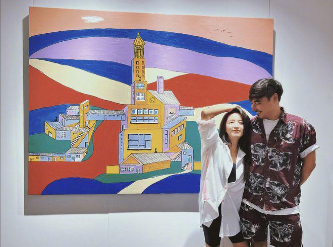 何洁携家人看画展靠老公怀里甜笑，俩女儿超有爱
