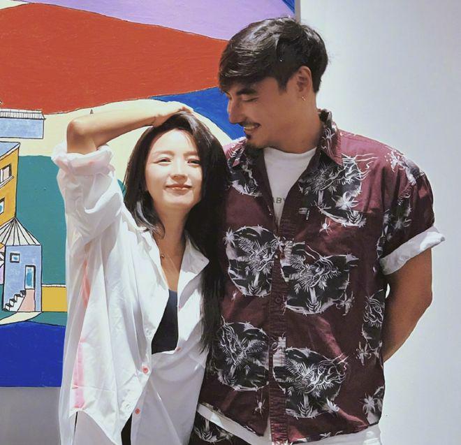 何洁携家人看画展靠老公怀里甜笑，俩女儿超有爱