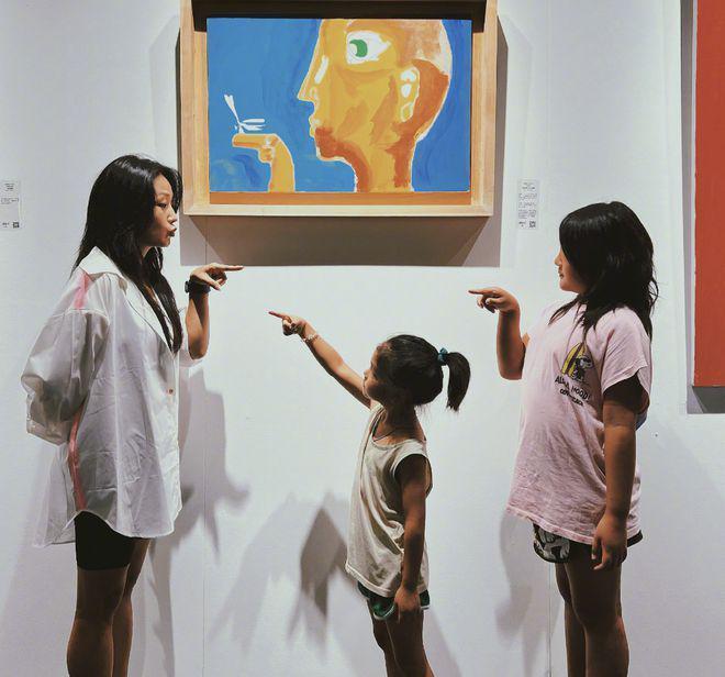 何洁携家人看画展靠老公怀里甜笑，俩女儿超有爱